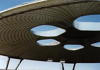 Detalle del parasol construido con una pieza de un N-1 (Foto: Mark Wade)