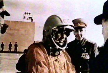 Gagarin se despide de Korolev (Foto: RKK Energia)