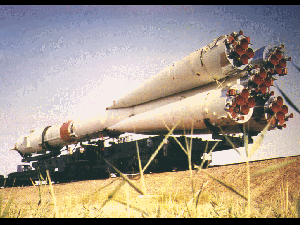 Un cohete Soyuz con su carga se dirige hacia la rampa de salida (Foto: MM)