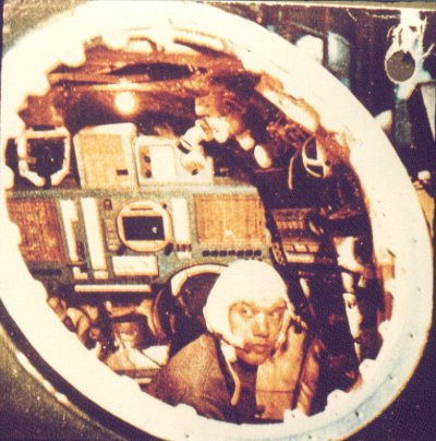 Uno de los cosmonautas se entrena en la cpsula de una nave Zond/L-1(Foto: Mark Wade)
